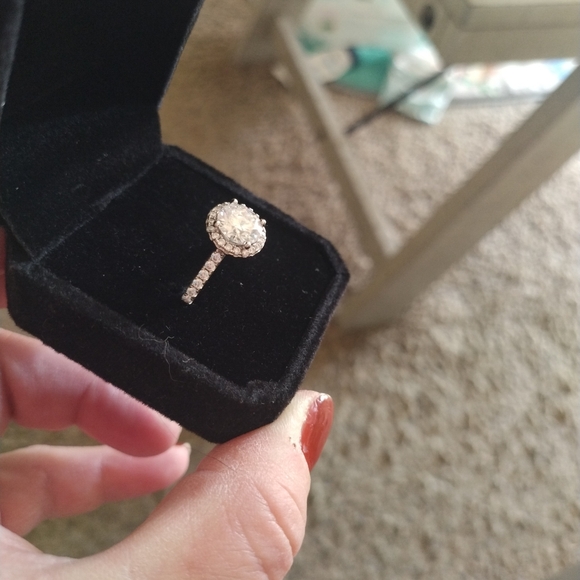Round moissanite engagement ring - Picture 5 of 5